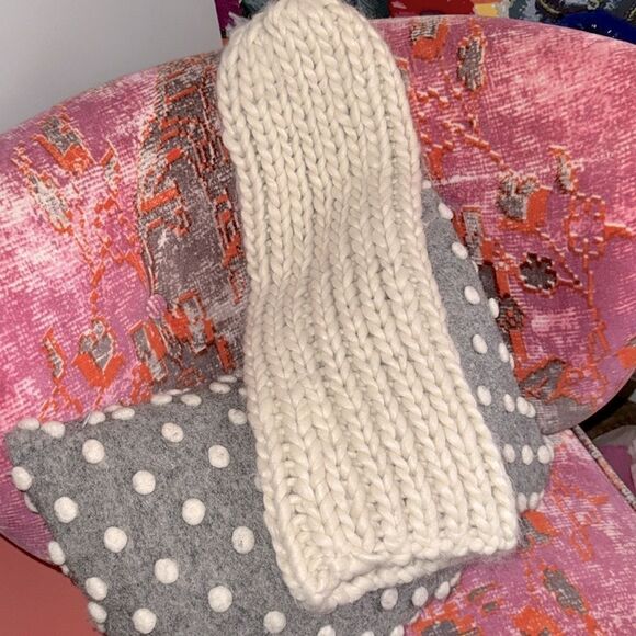 NWOT Urban Outfitters Ecote Mammoth Beanie in Ivory - Picture 6 of 9